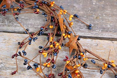 Colonial Pip Berry & Rusty Star Garland - 40 inch